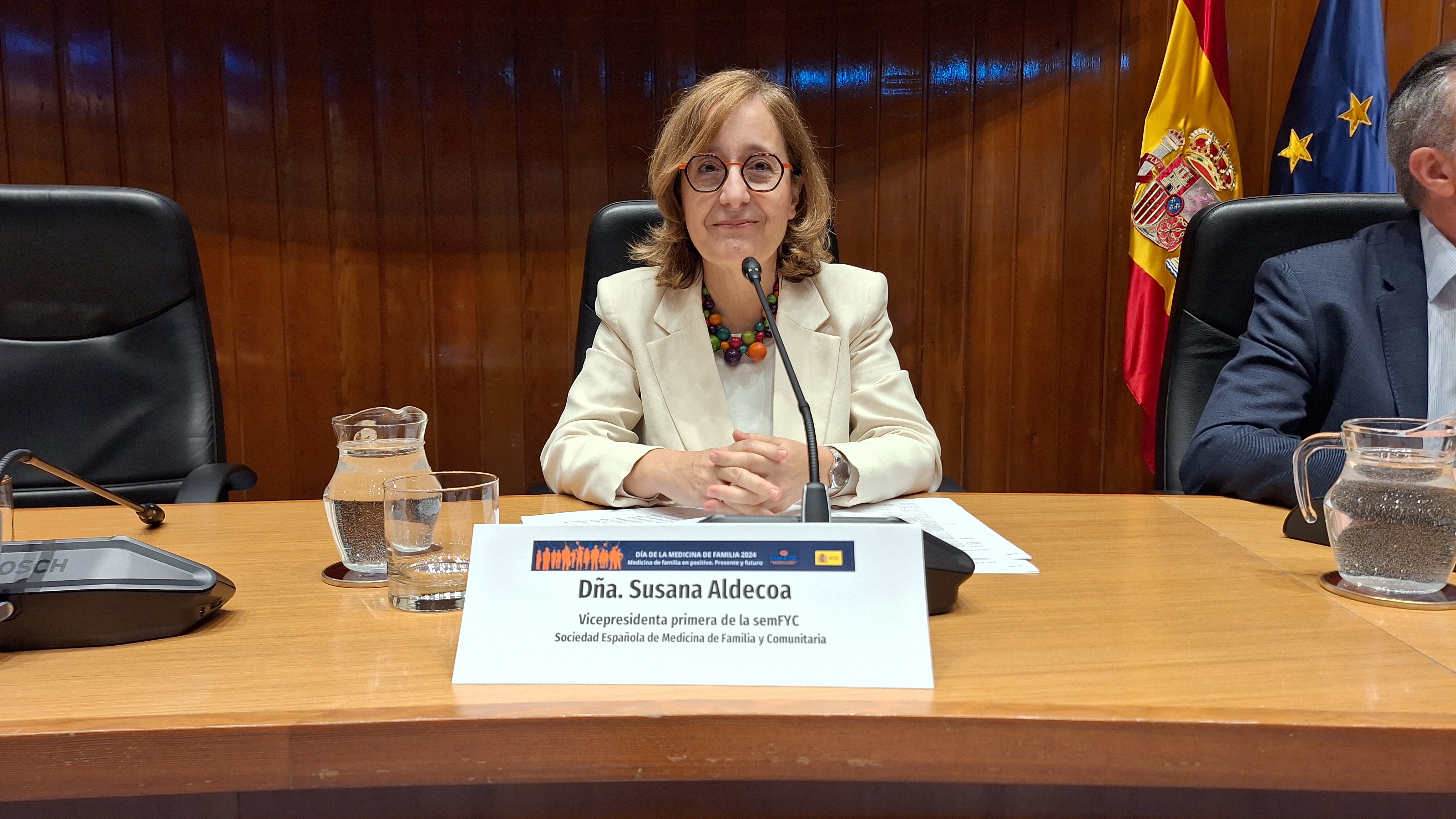 Susana Aldecoa, vice presidenta primera de la semFYC, entre las personas intervinientes.